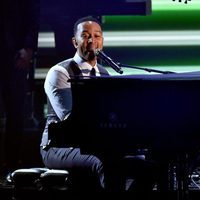 John Legend durante su actuación en los Premios Grammy 2016