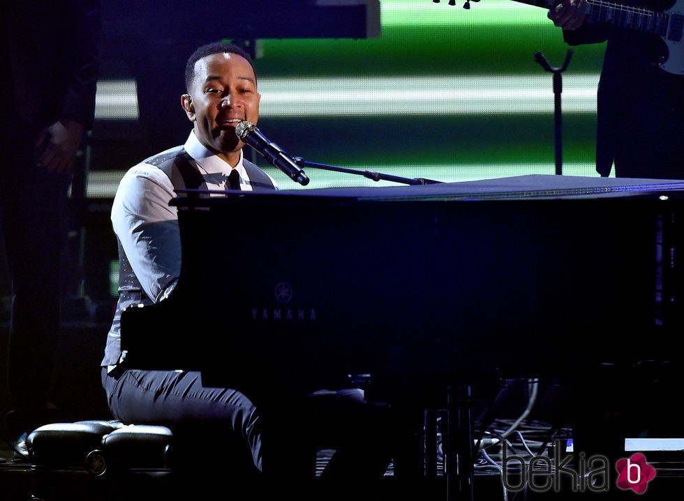 John Legend durante su actuación en los Premios Grammy 2016