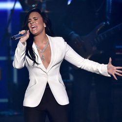 Demi Lovato durante su actuación en los Premios Grammy 2016