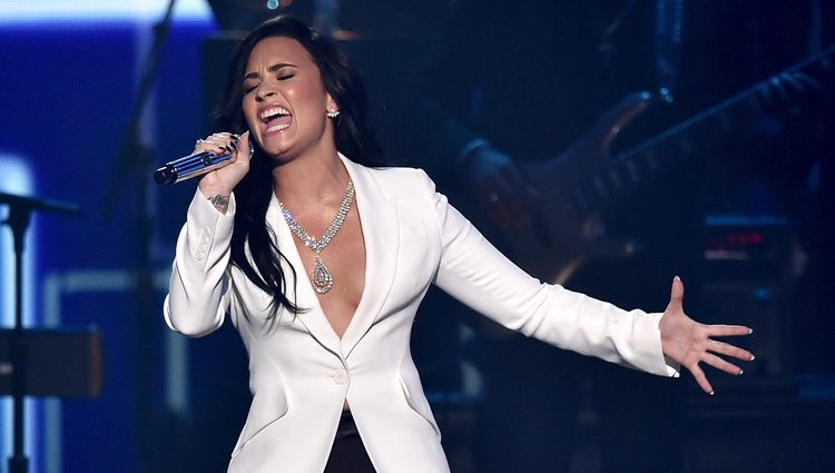 Demi Lovato durante su actuación en los Premios Grammy 2016