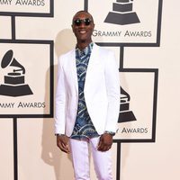 Aloe Blacc en la alfombra roja de los Premios Grammy 2016