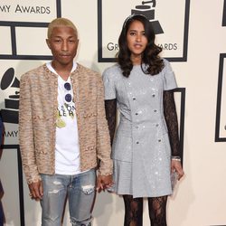 Pharrell Williams y Helen Lasichanh en la alfombra roja de los Premios Grammy 2016