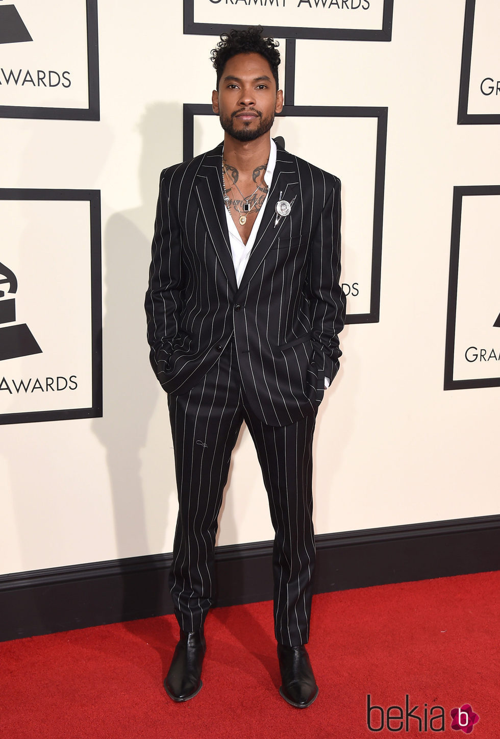 Miguel en la alfombra roja de los Premios Grammy 2016