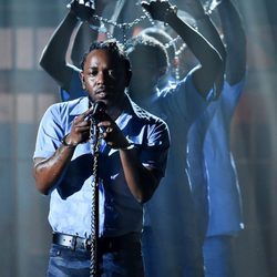 Kendrick Lamar durante su actuación en los Premios Grammy 2016