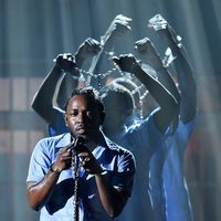 Kendrick Lamar durante su actuación en los Premios Grammy 2016