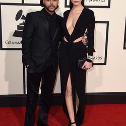 The Weeknd y Bella Hadid en la alfombra roja de los Premios Grammy 2016