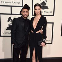 The Weeknd y Bella Hadid en la alfombra roja de los Premios Grammy 2016