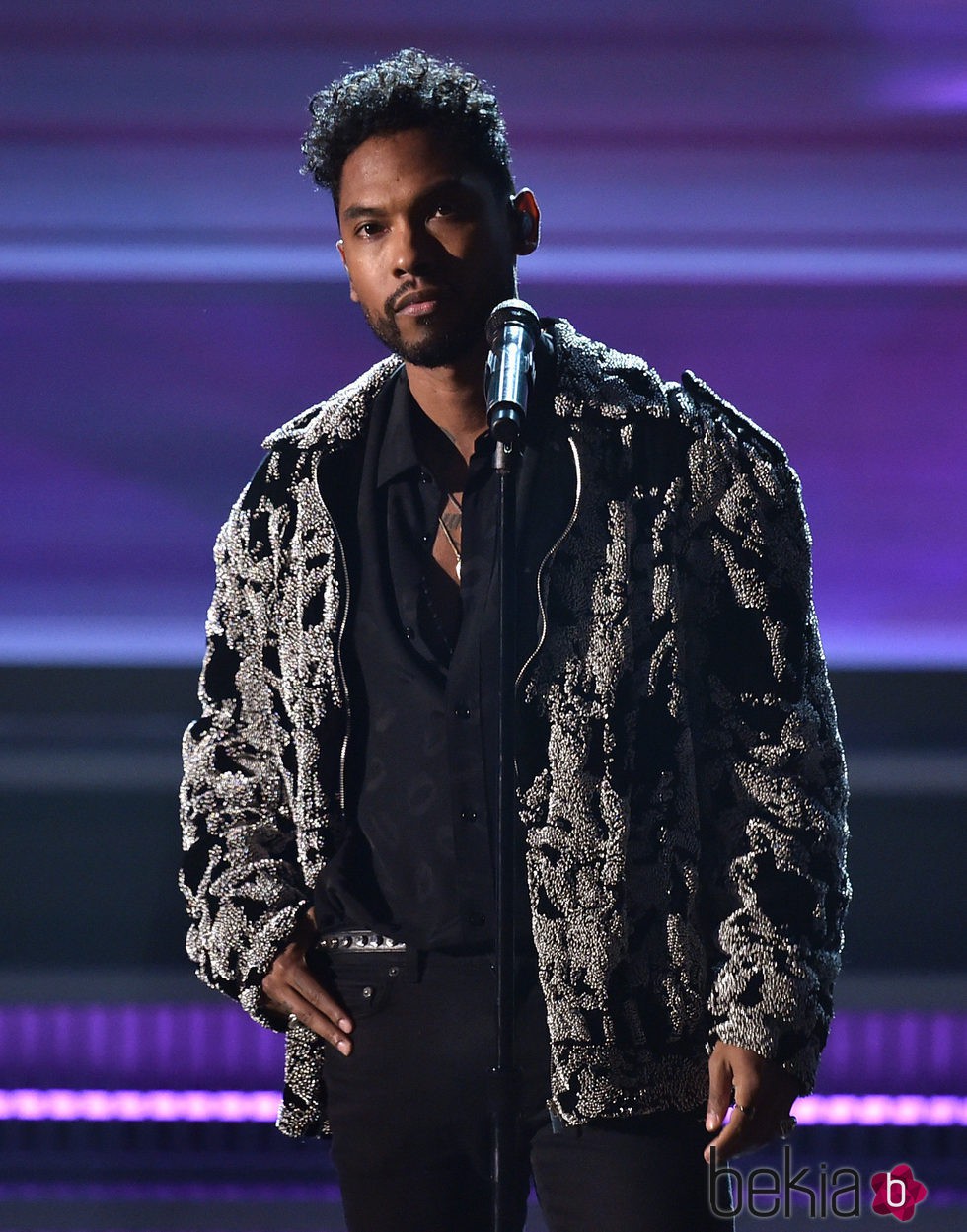 Miguel durante su actuación en los Premios Grammy 2016