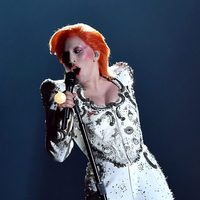 Lady Gaga rinde homenaje a David Bowie en su actuación en los Premios Grammy 2016