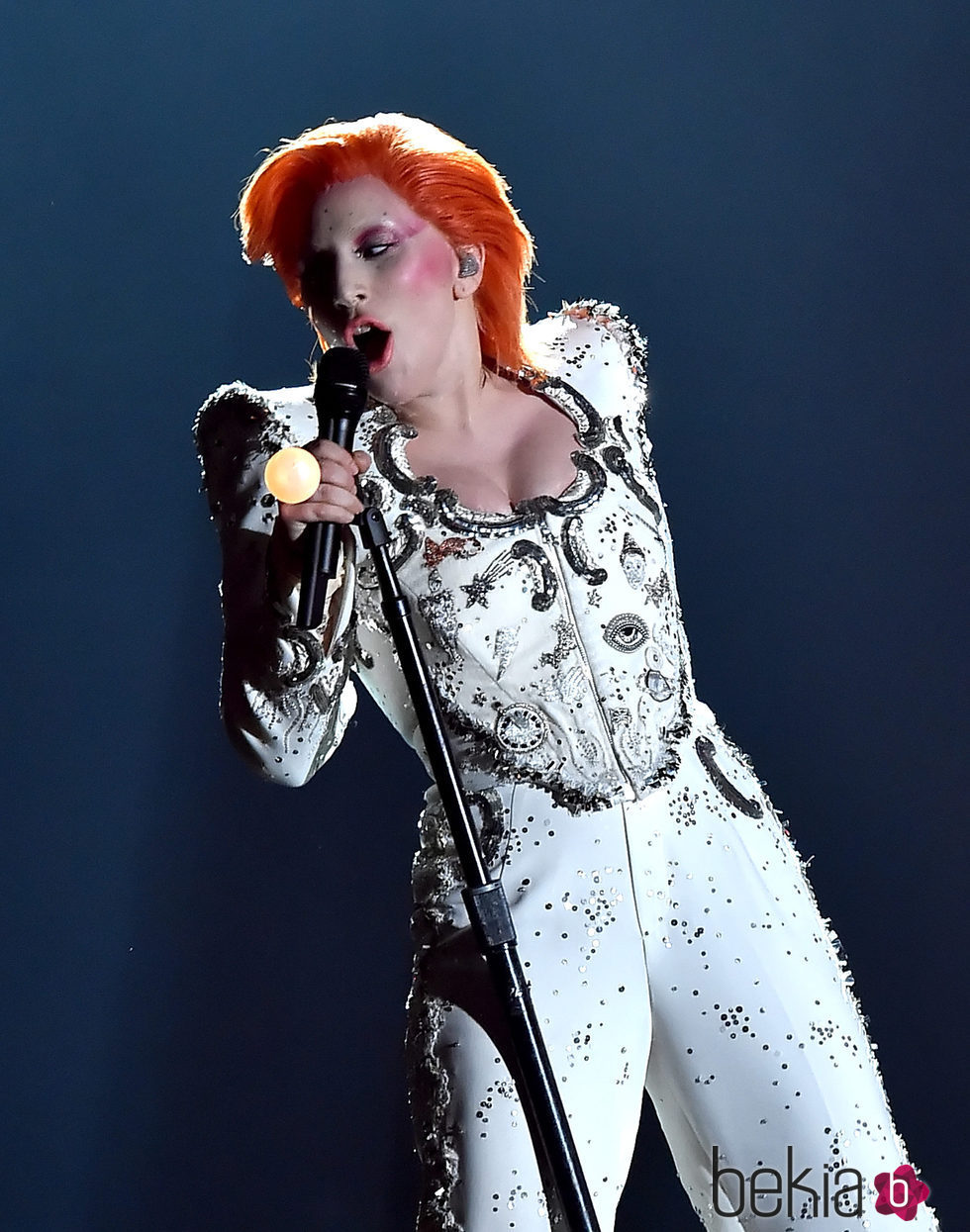 Lady Gaga rinde homenaje a David Bowie en su actuación en los Premios Grammy 2016