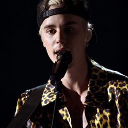 Justin Bieber durante su actuación en los Premios Grammy 2016