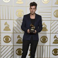 Mark Ronson posa con su Premio Grammy 2016
