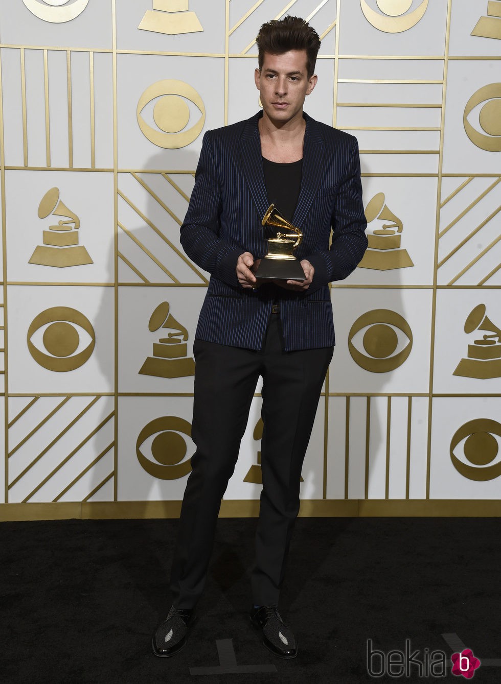 Mark Ronson posa con su Premio Grammy 2016