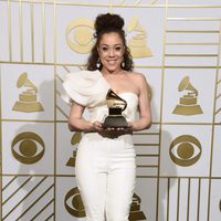 Kendra Foster con su Premio Grammy 2016