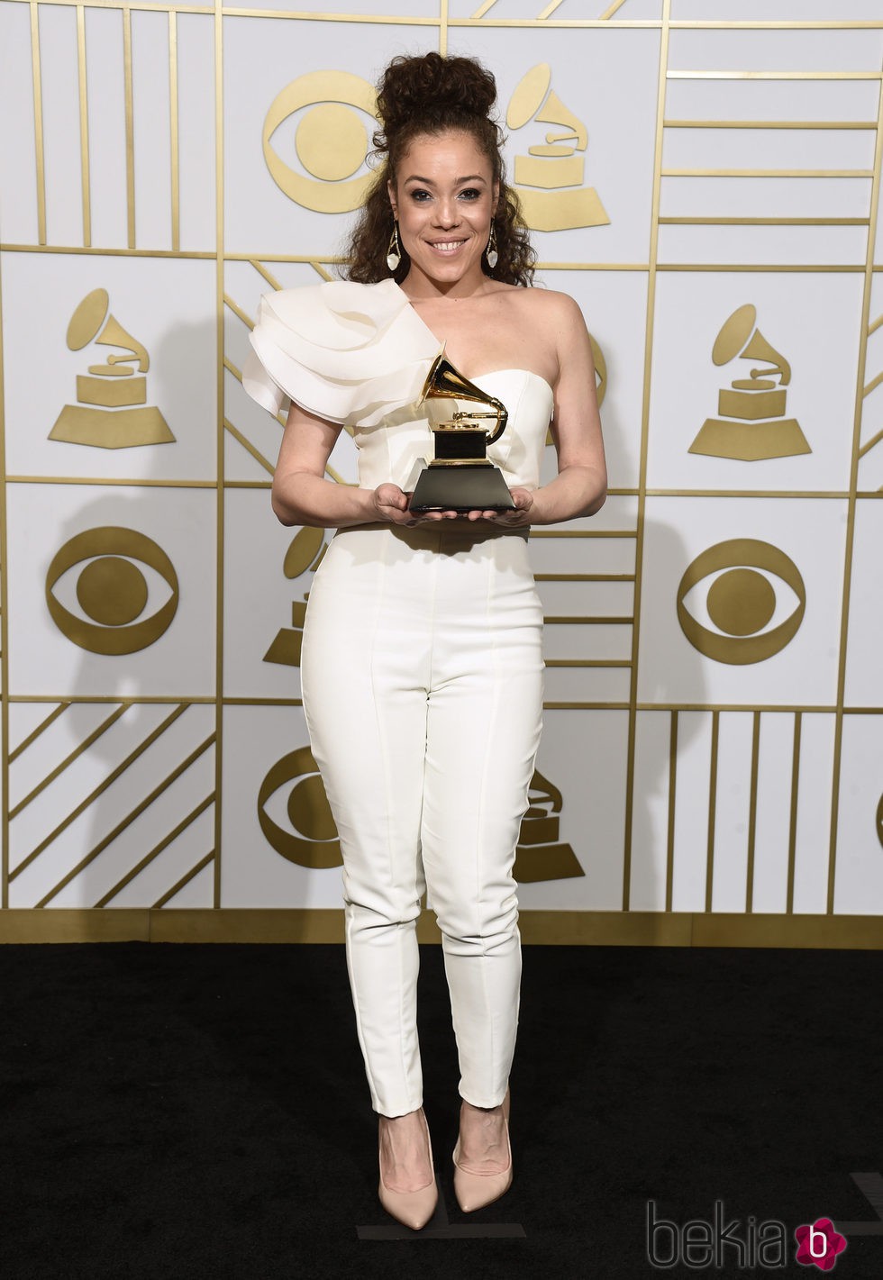 Kendra Foster con su Premio Grammy 2016