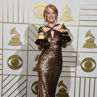 Maria Schneider posa con sus dos Premios Grammy 2016