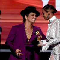 Beyoncé con Bruno Mars en la gala de los Premios Grammy 2016