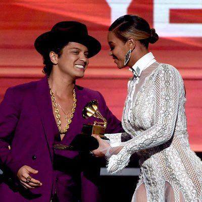 Beyoncé con Bruno Mars en la gala de los Premios Grammy 2016