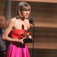 Taylor Swift recoge su premios en la gala de los Premios Grammy 2016