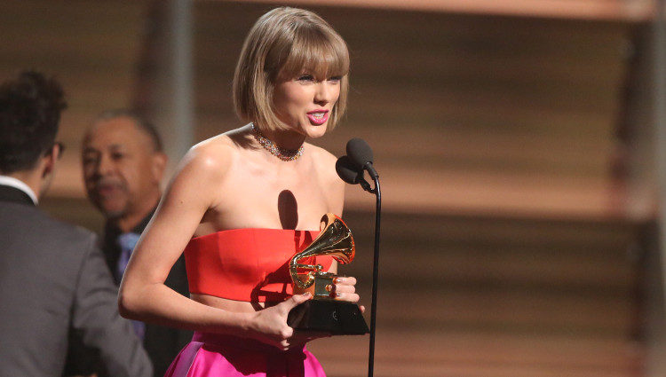 Taylor Swift recoge su premios en la gala de los Premios Grammy 2016