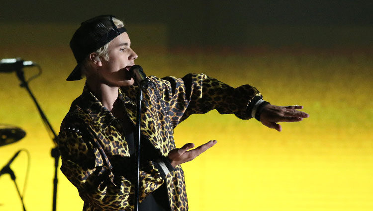 Justin Bieber en un momento de su actuación en los Premios Grammy 2016