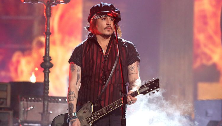Johnny Depp durante su actuación en los Premios Grammy 2016