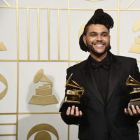 The Weeknd posa con sus dos Premios Grammy 2016