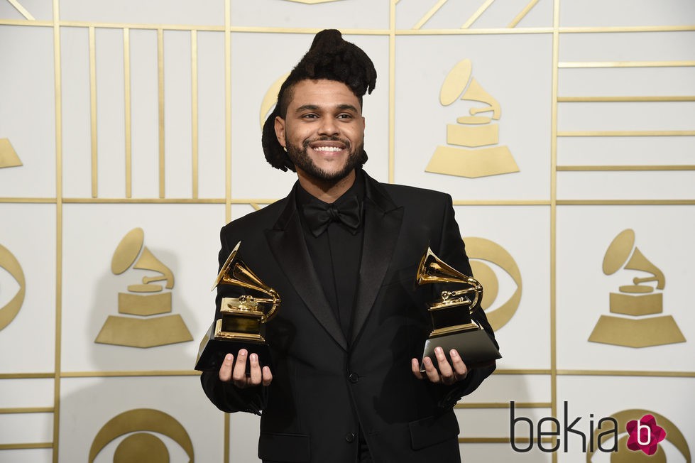 The Weeknd posa con sus dos Premios Grammy 2016