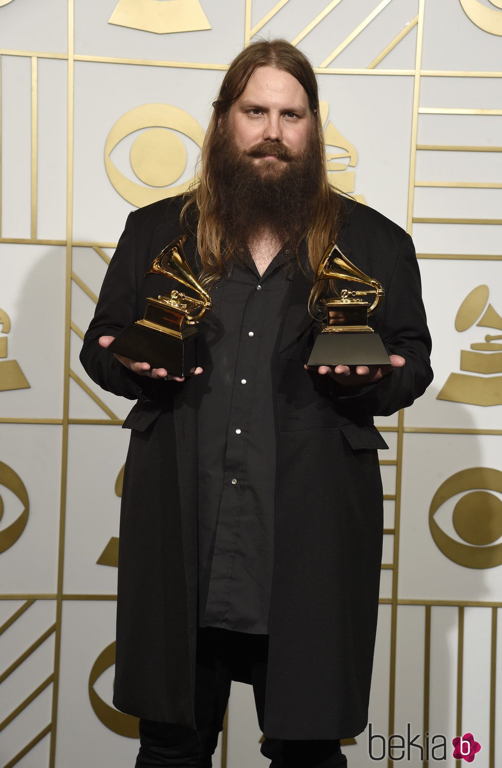 Chris Stapleton posa con sus dos Premios Grammy 2016