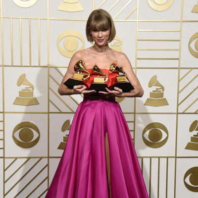 Taylor Swift posa con sus tres Premios Grammy 2016