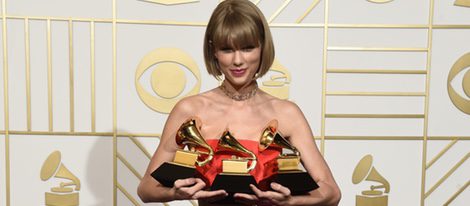 Taylor Swift posa con sus tres Premios Grammy 2016