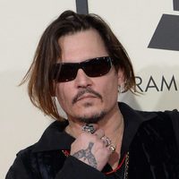 Johnny Depp en la alfombra roja de los Premios Grammy 2016