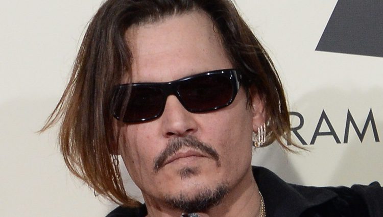 Johnny Depp en la alfombra roja de los Premios Grammy 2016