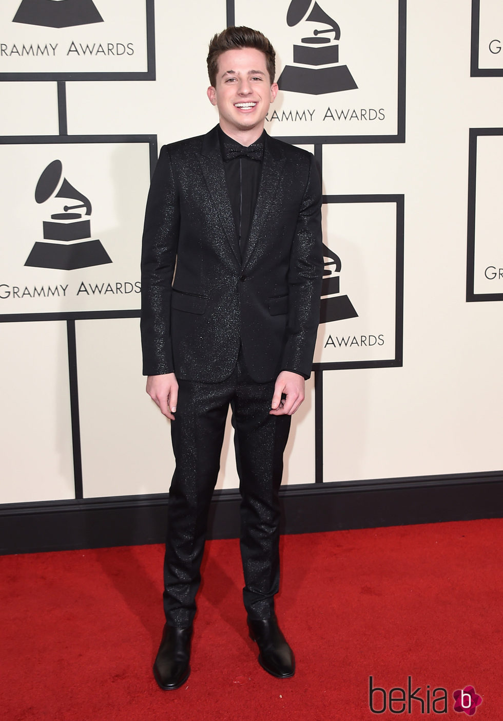 Charlie Puth en la alfombra roja de los Premios Grammy 2016