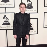 Charlie Puth en la alfombra roja de los Premios Grammy 2016