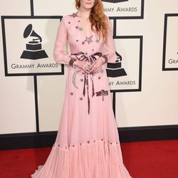 Florence Welch en la alfombra roja de los Premios Grammy 2016