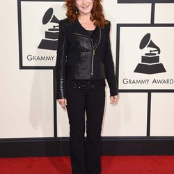 Bonnie Raitt en la alfombra roja de los Premios Grammy 2016