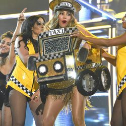 Sofia Vergara actuando en los Grammy 2016 vestida de taxi