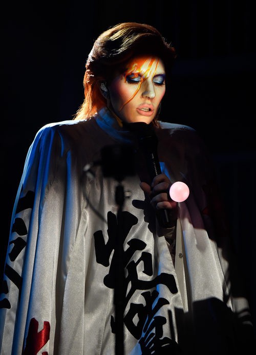 Lady Gaga homenajeando a David Bowie en los Grammy 2016