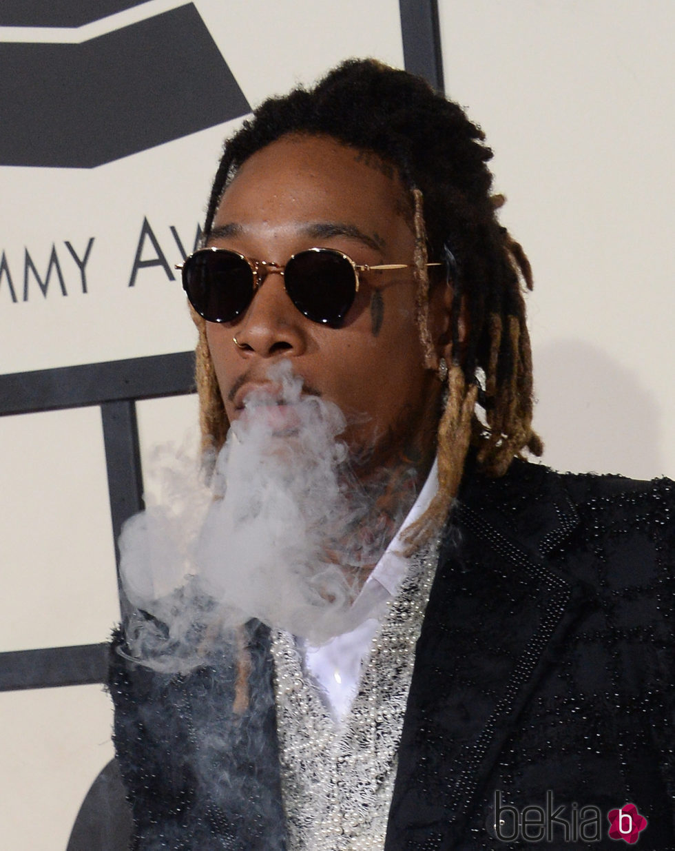 Wiz Khalifa fumando en la alfombra roja de los Grammy 2016