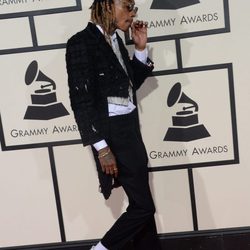 Wiz Khalifa llega fumando en la alfombra roja de los Grammy 2016