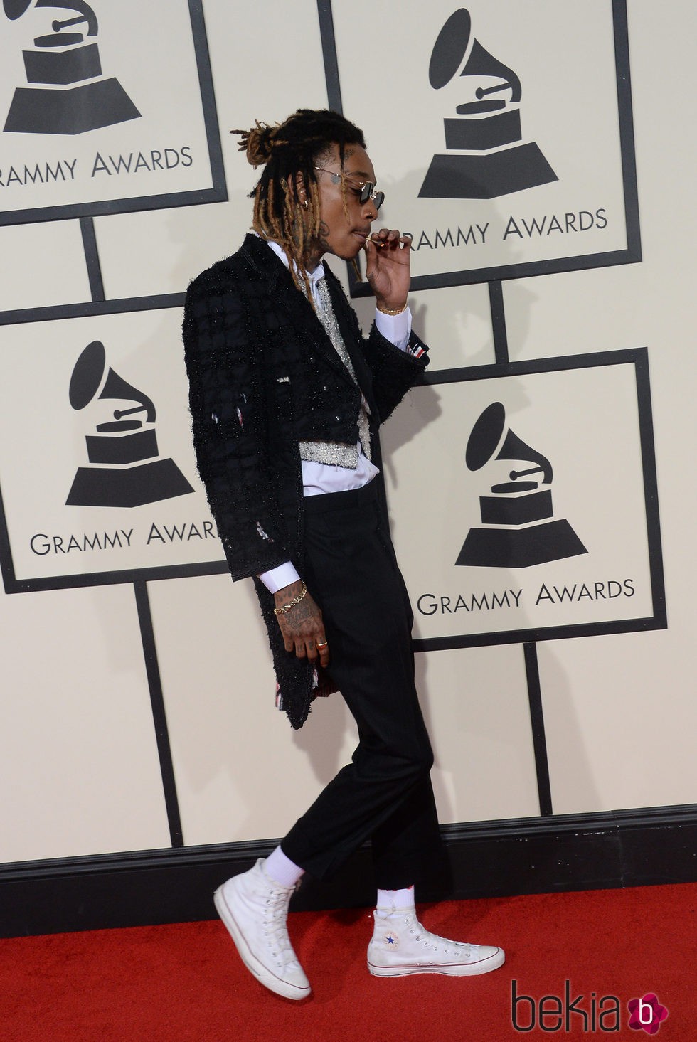 Wiz Khalifa llega fumando en la alfombra roja de los Grammy 2016