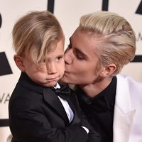Justin Bieber besando a su hermano Jaxon Bieber en la alfombra roja de los Grammy 2016
