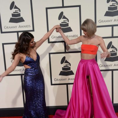 Taylor Swift y Selena Gomez, las más amigas en la alfombra roja de los Grammy 2016