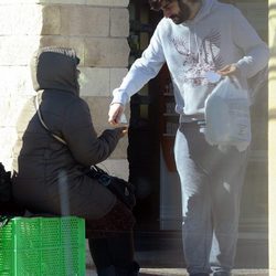 Melendi da limosna a un mendigo en la calle