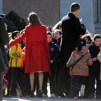 Los Reyes Felipe y Letizia saludan a unos niños ante el Museo del Prado