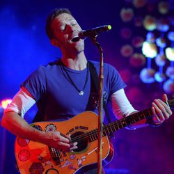 Chris Martin durante la actuación de Coldplay en la entrega de los Premios NME 2016 en Londres