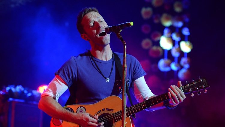 Chris Martin durante la actuación de Coldplay en la entrega de los Premios NME 2016 en Londres