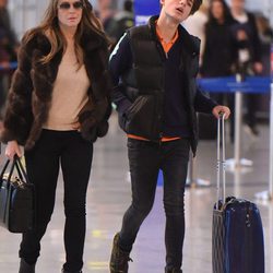 Liz Hurley llega al aeropuerto de Marbella con su hijo Damian Charles