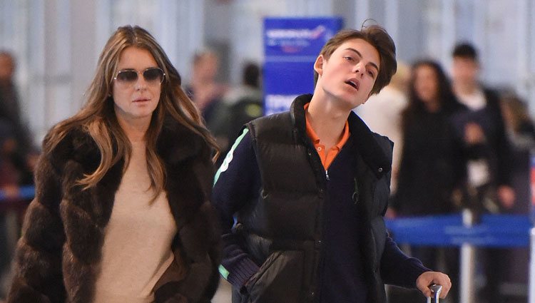 Liz Hurley llega al aeropuerto de Marbella con su hijo Damian Charles